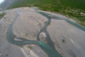 The Aoos downstream of Konitsa, where it leaves the Pindos mountains and turns into a braided river for the first time. The high amounts of transported sediment force braiding and create a river landscape that has become rare elsewhere in Europe. We have almost reached the Greek/Albanian border.